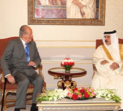 Su Majestad el Rey y el Rey de Bahrein, Su Majestad Sheikh Hamad Bin Isa Al-Khalifa conversa durante su encuentro